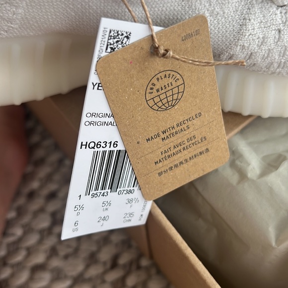 YEEZY BOOST V2 US 6 Authentic 🤍 - Picture 5 of 5